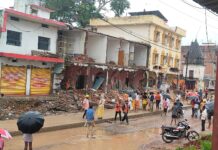 चित्रकूट में दोहरा कानून? गेट बचा, घर उजड़े, प्रशासन झुका बाबाओं के आगे, टूटा जनता पर कहर