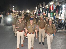 होली पर्व के दृष्टिगत कानून व्यवस्था सुदृढ़ बनाये रखने हेतु पुलिस अधीक्षक चित्रकूट के नेतृत्व में थाना कोतवाली कर्वी पुलिस बल ने कर्वी शहर में पैदल गस्त कर संदिग्ध वाहनो/व्यक्तियों की चेकिंग