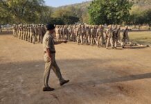 पुलिस अधीक्षक ने परेड की सलामी लेकर परेड का किया निरीक्षण तत्पश्चात आधारभूत प्रशिक्षण प्राप्त कर रहे रिक्रूट आरक्षियों के साथ आउटडोर, इनडोर परीक्षा के सम्बन्ध में सम्मेलन आयोजित