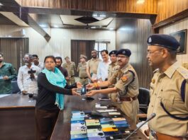 गुमशुदा मोबाइल फोन पाकर मोबाइल धारकों के चेहरे पर लौटी मुस्कान