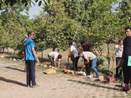 पुलिस कार्यालय में श्रमदान कर साफ-सफाई अभियान