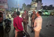 शांति एवं सुरक्षा व्यवस्था सुदृढ़ बनाये रखने हेतु चित्रकूट पुलिस ने पैदल गश्त कर संदिग्ध वाहनों/व्यक्तियों की चेकिंग