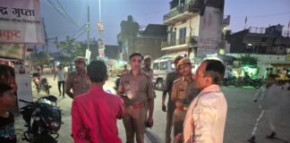 शांति एवं सुरक्षा व्यवस्था सुदृढ़ बनाये रखने हेतु चित्रकूट पुलिस ने पैदल गश्त कर संदिग्ध वाहनों/व्यक्तियों की चेकिंग