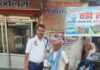 ट्रैफिक सिपाही ने गर्मी के कारण अचानक गिर पड़े बुजुर्ग को छाया में बैठाकर ओआरएस का घोल पिलाया