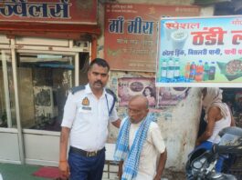 ट्रैफिक सिपाही ने गर्मी के कारण अचानक गिर पड़े बुजुर्ग को छाया में बैठाकर ओआरएस का घोल पिलाया