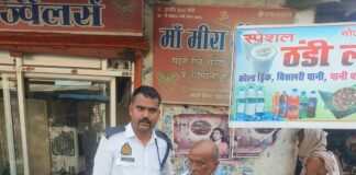 ट्रैफिक सिपाही ने गर्मी के कारण अचानक गिर पड़े बुजुर्ग को छाया में बैठाकर ओआरएस का घोल पिलाया