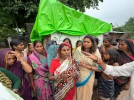 बाढ़ पीड़ितों के बीच पहुंचीं अर्चना नितिन उपाध्याय, राहत सामग्री बांटकर बढ़ाया मदद का हाथ