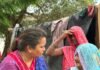 बाढ़ प्रभावित बरेठी और औदहा गांव पहुंचीं समाजसेविका अर्चना नितिन उपाध्याय, बांटी राहत सामग्री