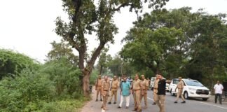 पुलिस अधीक्षक चित्रकूट अरुण कुमार सिंह ने गुरुवार को थाना भरतकूप क्षेत्र के रौली कल्याणपुर में प्रस्तावित नवीन पुलिस चौकी की स्थापना के लिए चिन्हित भूमि का स्थलीय किया निरीक्षण
