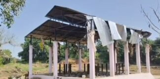 बाढ़ से क्षतिग्रस्त श्मशान घाट की व्यवस्थाओं को लेकर अर्चना नितिन उपाध्याय ने डीएम को सौंपा ज्ञापन